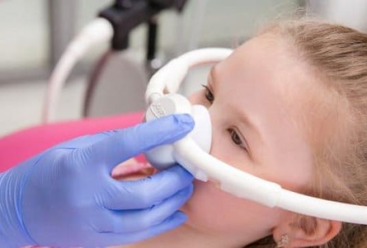 Лечение зубов под седацией у детей от 4-х лет. За один прием в закиси озота можно вылечить только 1 зуб