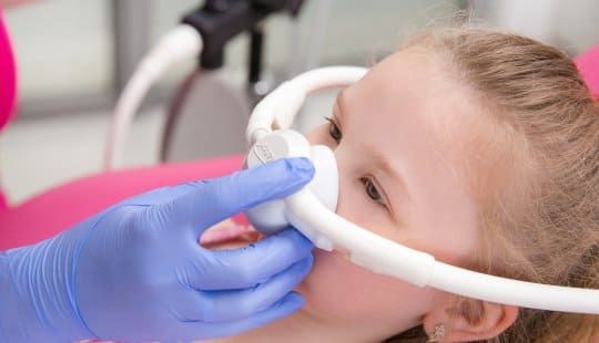 Лечение зубов под седацией у детей от 4-х лет. За один прием в закиси озота можно вылечить только 1 зуб